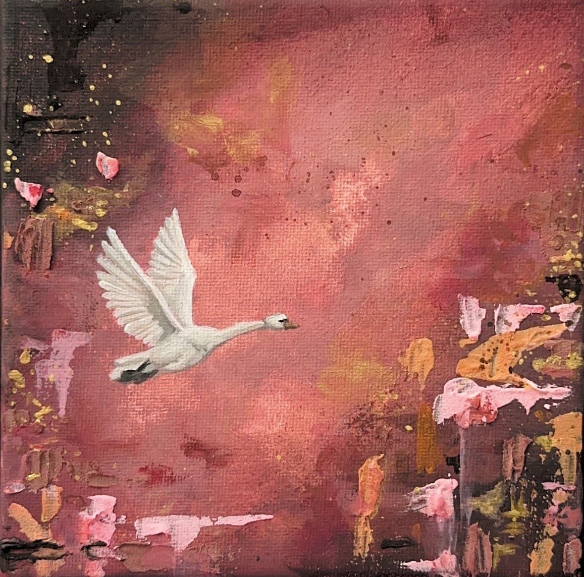 Een vierkant doek in diep rozerode en bordeauxtinten met een witte zwaan in vlucht, de vleugels geheven, tussen losse toetsen roze, oker en goud.