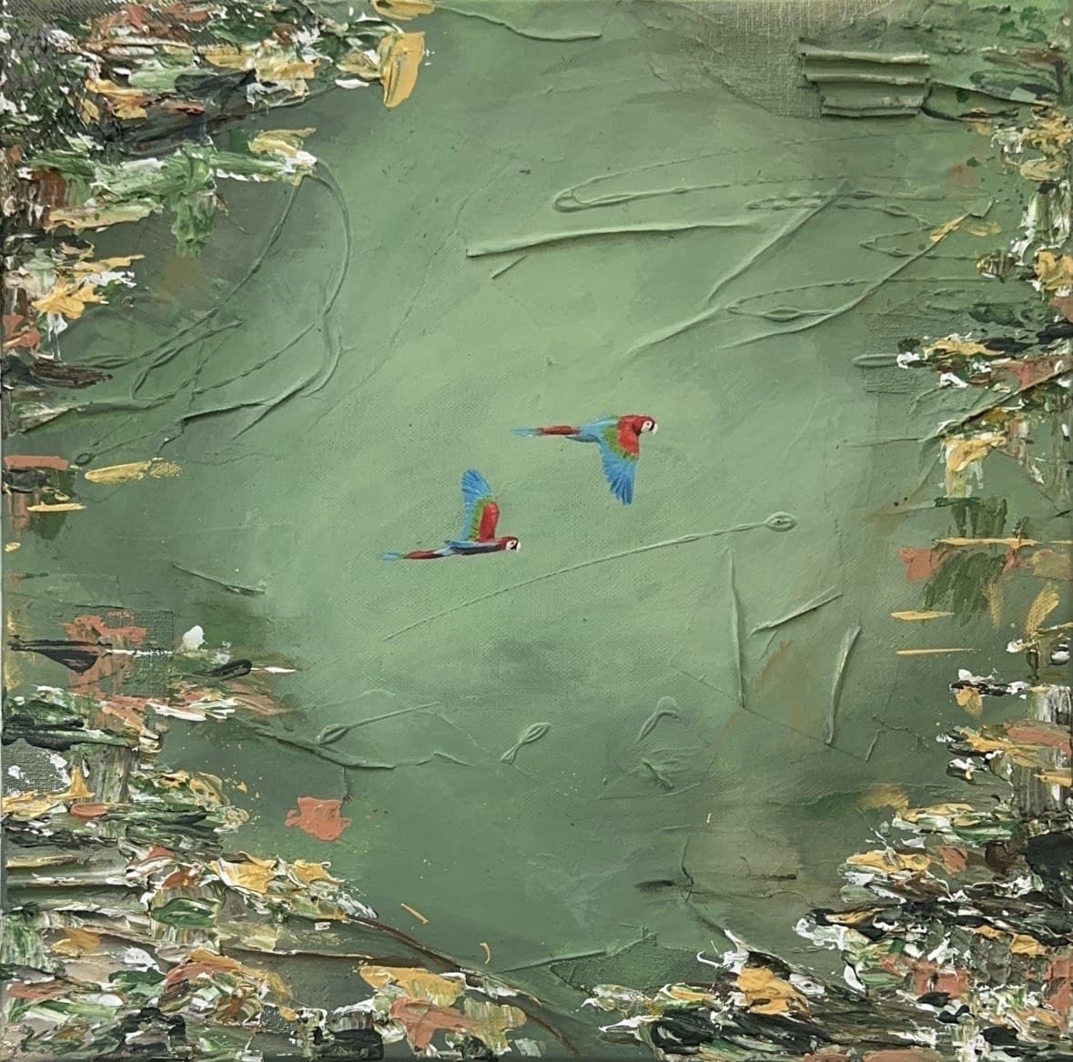 Een vierkant doek in zacht groen met een verhoogde, gekraste textuur, dikke toetsen groen, oker, koraal en wit langs de randen, en in het midden twee kleine rood-blauw-groene papegaaien in vlucht.