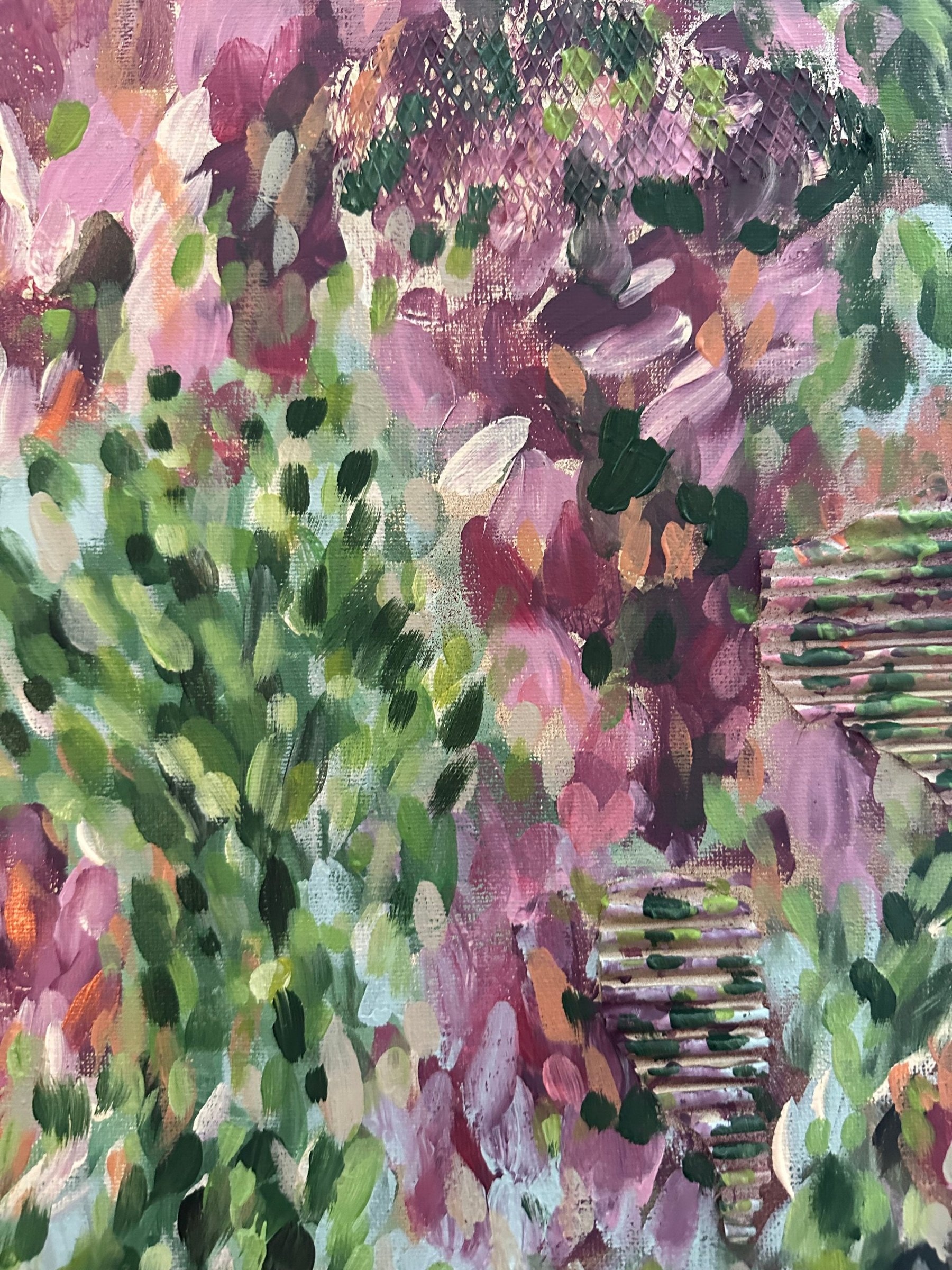 Close-up van een nieuw schilderij: toetsen groene, roze, pruimkleurige en perzikkleurige verf met geribbelde, structuurrijke vlakken.