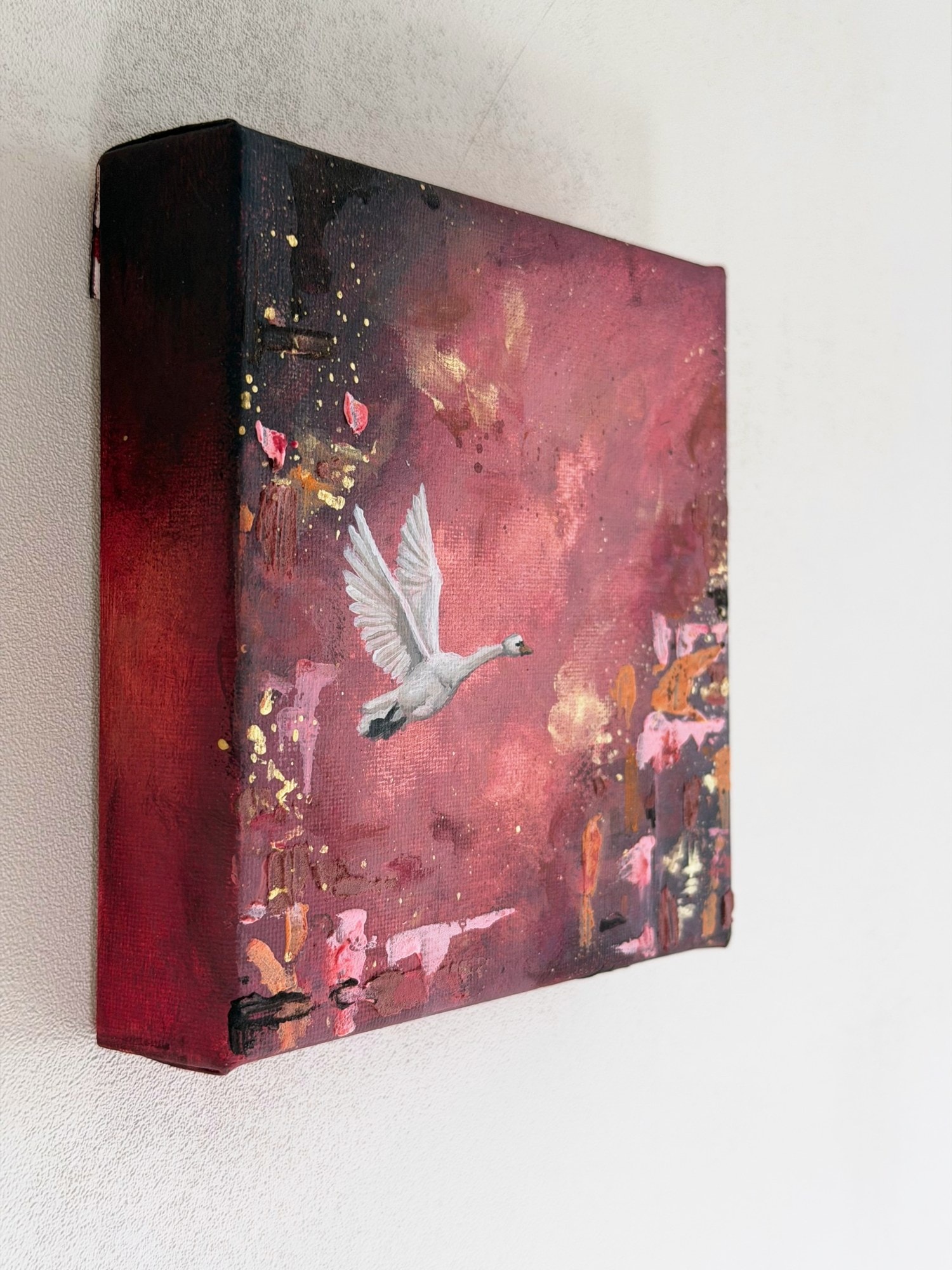 Het zwaanschilderij van opzij, met de beschilderde zijkant van het doek.