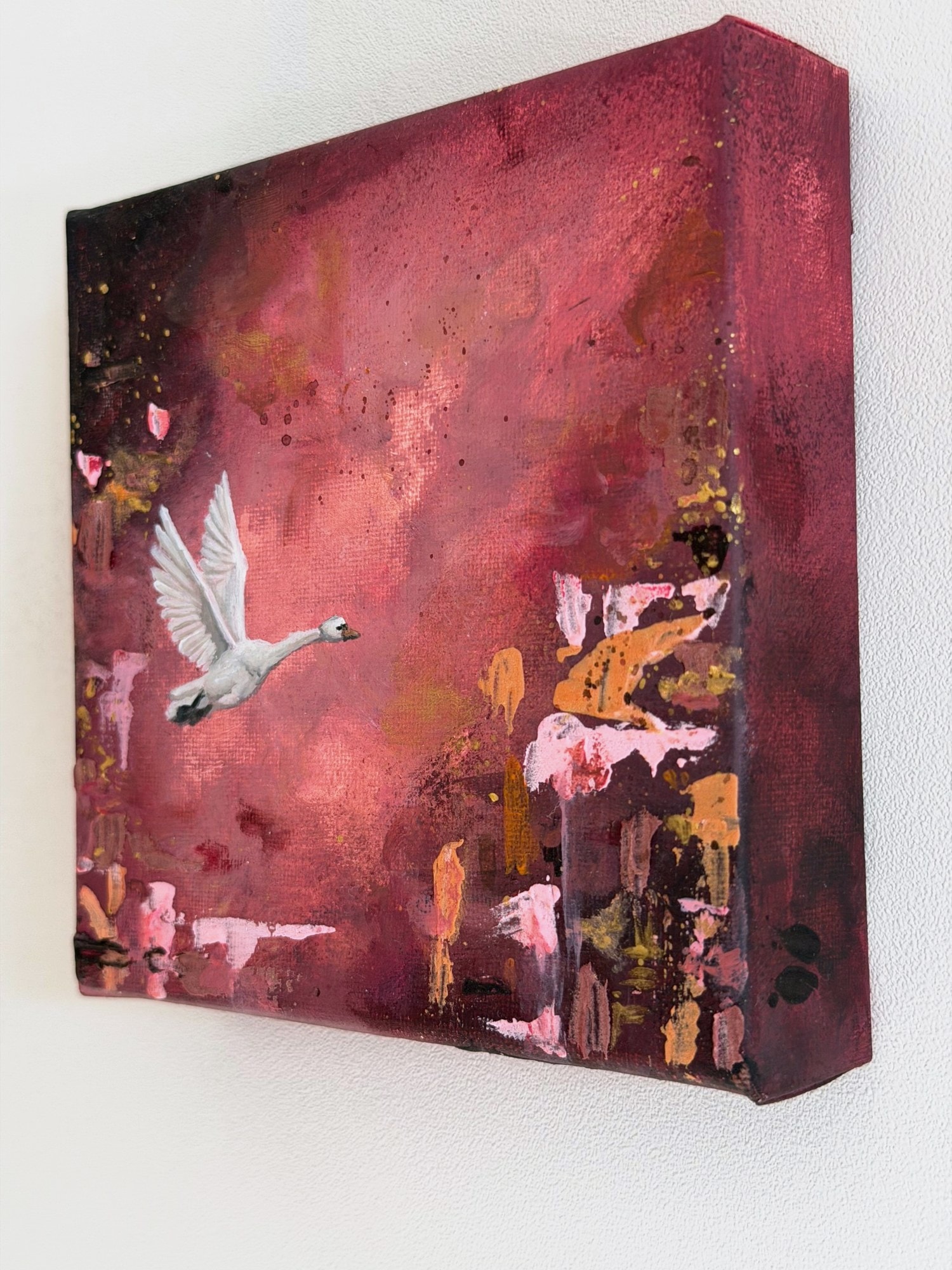Het zwaanschilderij schuin van opzij, met rechts de reliëfrijke roze en okerkleurige toetsen.