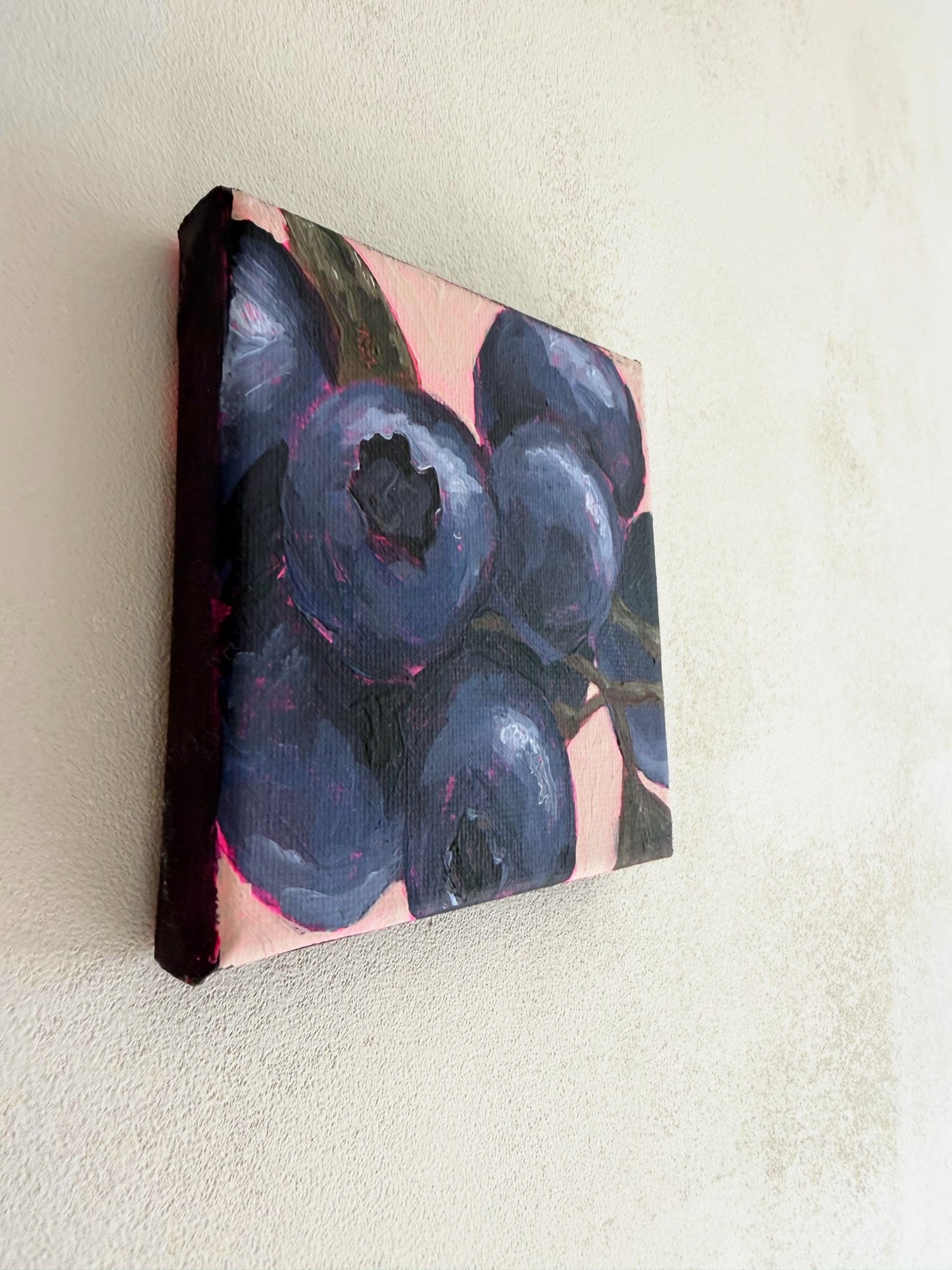 Het bessenschilderij van opzij, met de donker beschilderde zijkant.