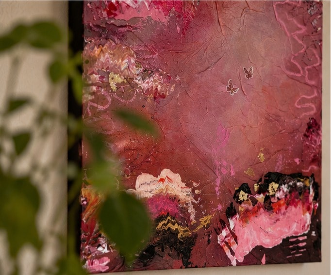 Close-up van Gewichtloze Vleugels schuin van opzij: het gekreukte roze oppervlak, de golvende roze en donkere gietingen en de twee kleine vlinders.