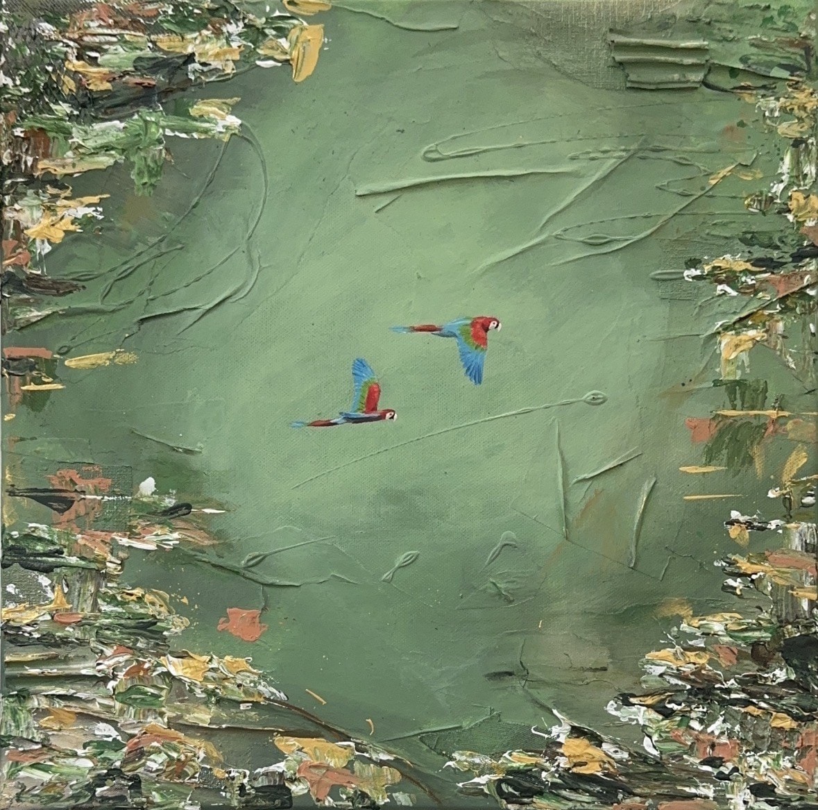 Een vierkant doek in zacht groen met een verhoogde, gekraste textuur, dikke toetsen groen, oker, koraal en wit langs de randen, en in het midden twee kleine rood-blauw-groene papegaaien in vlucht.