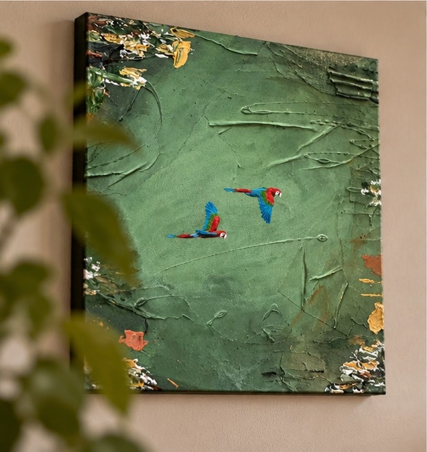 Close-up van Jungle Toekan schuin van opzij: de twee kleine papegaaien in vlucht boven het groene reliëf, met toetsen oker, koraal en wit langs de randen.